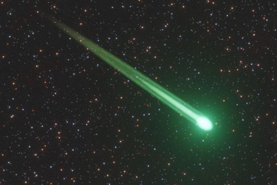 Havadaki yeşil uzun kuyruklu ateş topu şaşkına çevirdi