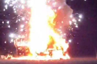 Şanlıurfa Hilvan’da alev alan otomobil bomba gibi patladı