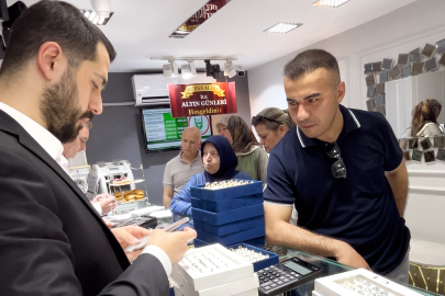 Bursa'da müşterilerinin 'altın günü'nü kuyumcu dükkanına taşıdı