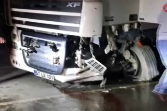 Bursa'da tır ile otomobil çarpıştı: 1 yaralı