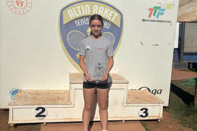 Bursa Osmangazili raket şampiyonluk kürsüsüne oturdu