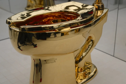 Altın klozet açık artırmaya çıktı: İtalyan sanatçının eseri konuşuluyor