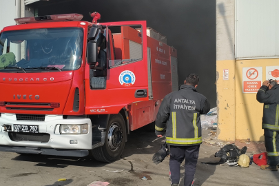 Antalya'da geri dönüşüm fabrikasındaki yangın korkuttu