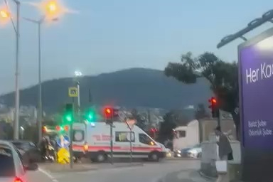 Bursa'da Mihraplı Parkı önünde kaza: Araç direğe saplandı