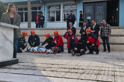 Bursa'da öğrenciler, deprem tatbikatını başarıyla tamamladı