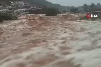 İran’da kısa süreli yağışlar sele neden oldu