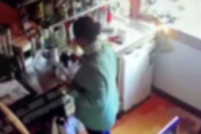 İstanbul Beyoğlu'nda kafede kahve yerine bulaşık deterjanı içirilen kadın zehirlendi