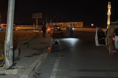 Karaman'da ticari taksi aydınlatma direğine çarptı