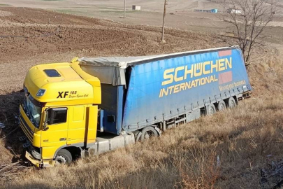 Kırıkkale'de tır devrildi: 1 yaralı