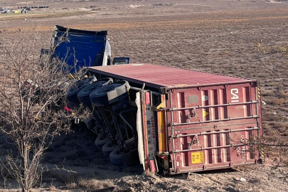 Konya Karapınar’da çekici devrildi: 1 yaralı