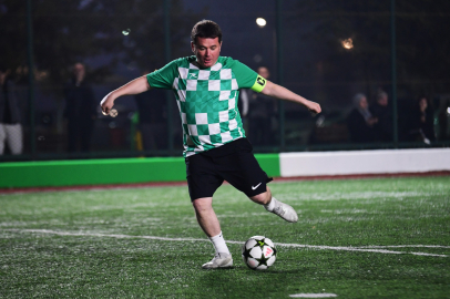 Osmangazi'de futbol şöleni! Erkan Aydın sahaya indi...