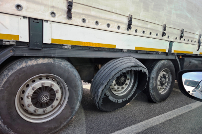 Samsun'da lastiği parçalanan tırın tehlikeli yolculuğu