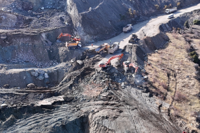 Sivas'ta göçük altında kalan şirket müdürünü kurtarma çalışmalarına ara verildi