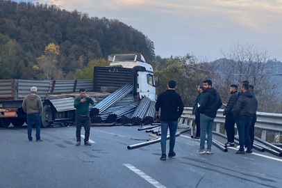 Zonguldak'ta demir yüklü tır bariyerlere çarptı, yol trafiğe kapandı