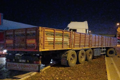 Çorum’da otomobil ile tır çarpıştı: 1 yaralı