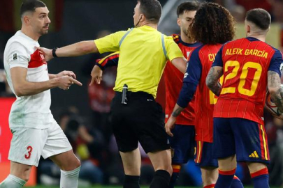 Dünya Kupası yolunda İspanya'ya konuk olan Türkiye'ye İspanya maçında hırsızlık iddiası!