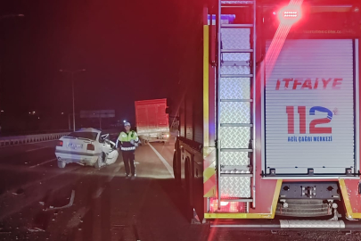 Balıkesir'de tıra çarpan otomobilin sürücüsü hayatını kaybetti