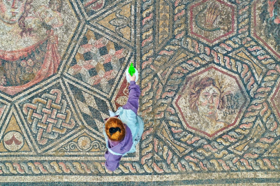 Bursa İznik'te 3. yüzyıla ait taban mozaiği gün yüzüne çıkarılıyor