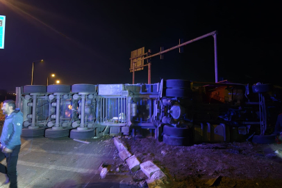 Çorum'da şeker pancarı yüklü tır ile otomobil çarpıştı: 3 yaralı