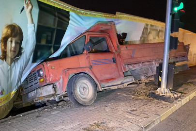 Elazığ'da freni patlayan kamyon önce otomobile ardından inşaat bariyerine çarptı: 2 yaralı