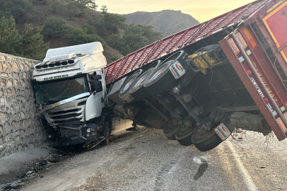 Malatya'da kontrolden çıkan tır istinat duvarına çarptı: 1 yaralı