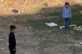 Mersin AFAD'ın siren testi sırasında çocuklar esas duruşa geçti