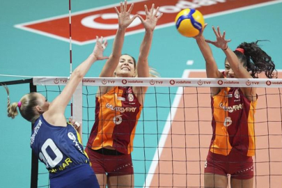 Voleybol Derbisi Nefesleri Kesti: Fenerbahçe, Galatasaray'ı mağlup etti