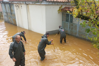 Arnavutluk'ta meydana gelen selden etkilenenler tahliye edildi