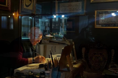 Bursa'da emekli öğretmen hayranlık duyduğu hat sanatını öğrenip atölye kurdu