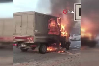 İstanbul Büyükçekmece E-5 Karayolu’nda kamyonet alev aldı