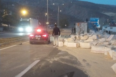 Bingöl'de saman yüklü kamyon devrildi