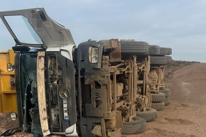 Bursa'da yükünü boşaltan kamyon devrildi : 1 yaralı