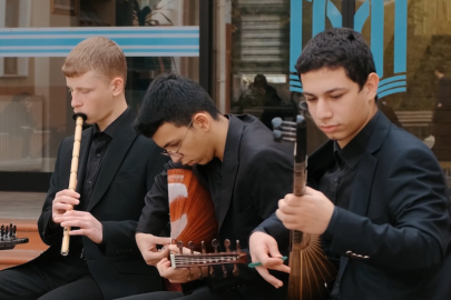 Bursa'da öğrenciler öğretmenlere ithafen yapılan besteyi seslendirdi