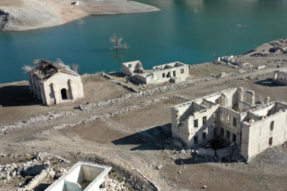 Kars'ta baraj sularının çekilmesiyle köy gün yüzüne çıktı