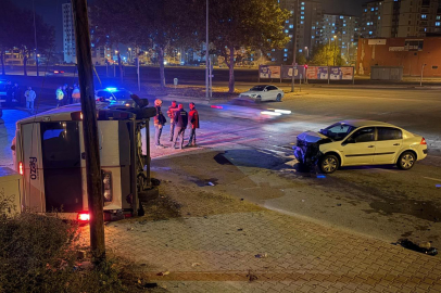 Kayseri'de otomobilin çarptığı servis yan yattı: 2 yaralı