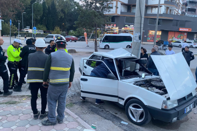 Adana'da elektrik direğine çarpan otomobildeki 3 kişi yaralandı