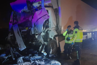 Arızalanan tur otobüsüne tır çarptı: Çok sayıda yaralı var