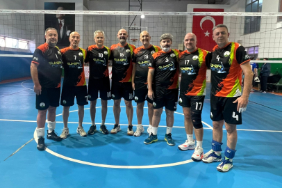 Bursa Osmangazi’nin veteran voleybolcuları zirveye çıktı