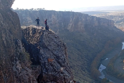 Diyarbakır'da kayalıklarda mahsur kalan 25 keçi kurtarıldı