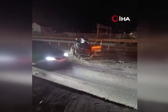 Kocaeli'de demir bariyerlere çarpan otomobil parçalandı: Sürücü yaralandı