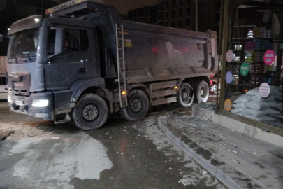Malatya'da hafriyat kamyonunun patlayan lastiği iş yerinin camlarını kırdı