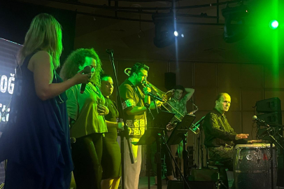 Sanatçı Ayhan Sicimoğlu ve Latin All Stars, Bursa'da konser verdi