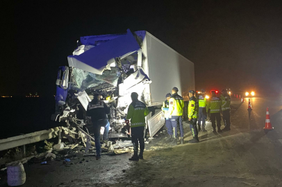 TIR, emniyet şeridinde park halindeki otobüse çarptı: 14 yaralı