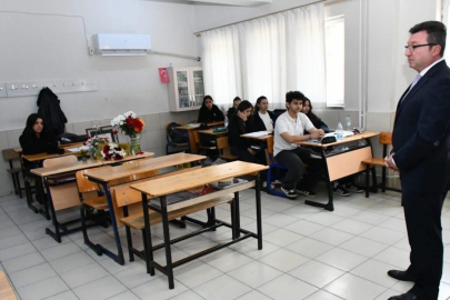 Antalya'da kazada hayatını kaybeden Şükran'ın sınıfındaki sırasına arkadaşları çiçekler bıraktı