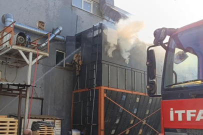 Bursa'da fabrika yangını! Müdahale eden işçi...