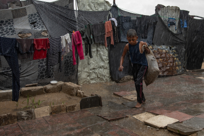 Gazze'de yoğun yağış nedeniyle çadırları su bastı