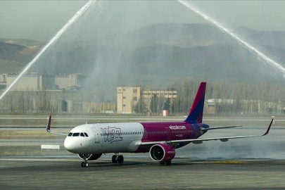 Kaçırdıkları uçağı apronda el sallayarak durdurmaya çalıştı