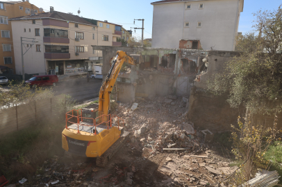 Kocaeli Çayırova'da metruk bina yıkıldı