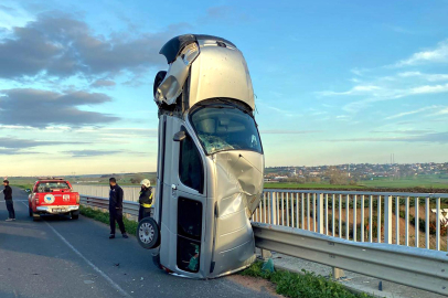 Tekirdağ'da bariyere çarpan hafif ticari araç, dik vaziyette kaldı: 2 yaralı