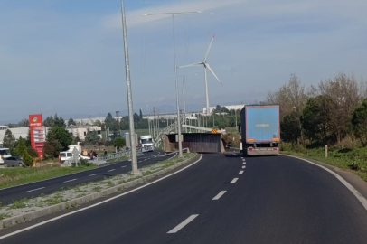Tekirdağ'da kamyonun açılan damperi direkleri yıktı, o anlar kameraya yansıdı